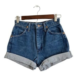 Woman’s wrangler rolled shorts size 5x36 light denim blue.
